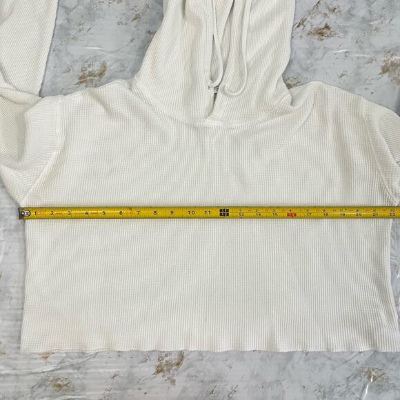Aritzia TNA Boxy Oversized Waffle Knit Crop Thermal Top Hooded White Size XS - Picture 12 of 15